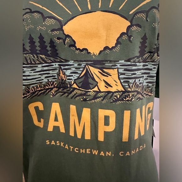 Camping t-shirt graphic Saskatchewan green size medium NWT - Picture 2 of 5